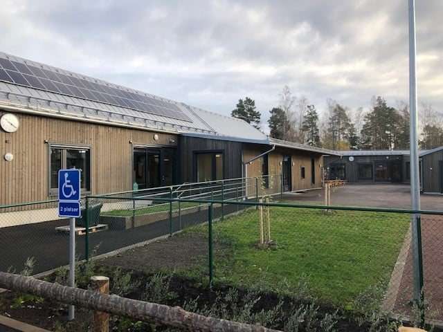 Päiväkotirakennus aurinkopaneeleineen Lemlandissa