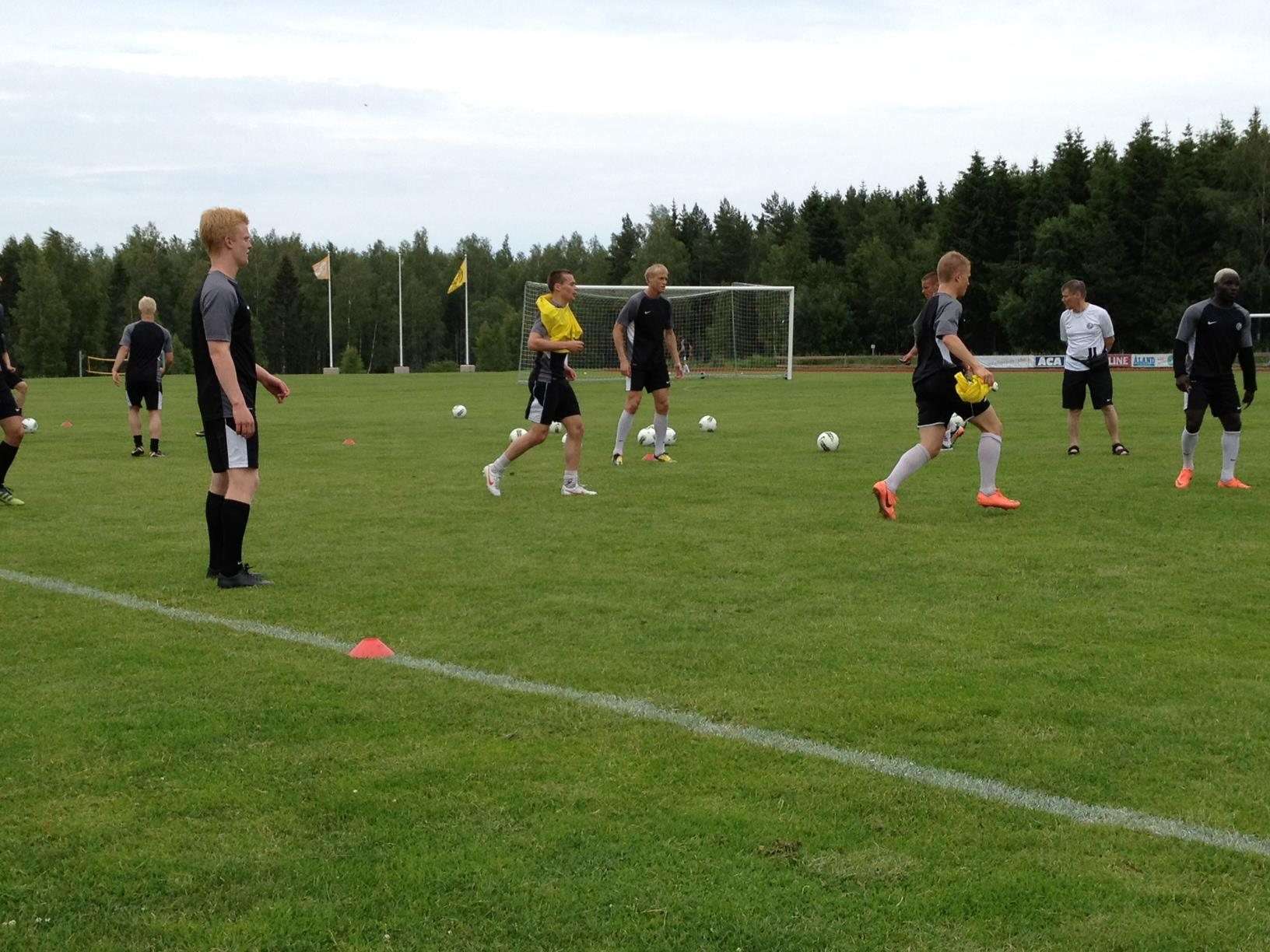 Jalkapalloharjoitukset nurmikentällä Lemlandissa