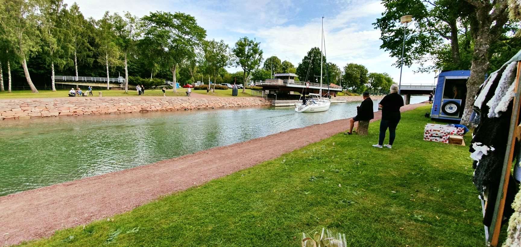 Segelbåt på väg genom Lemströms kanal en sommardag