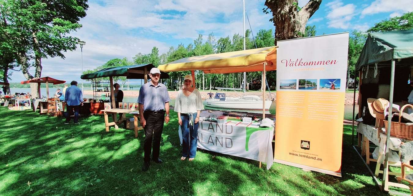 Kävijöitä kojuilla kanavan nurmikolla