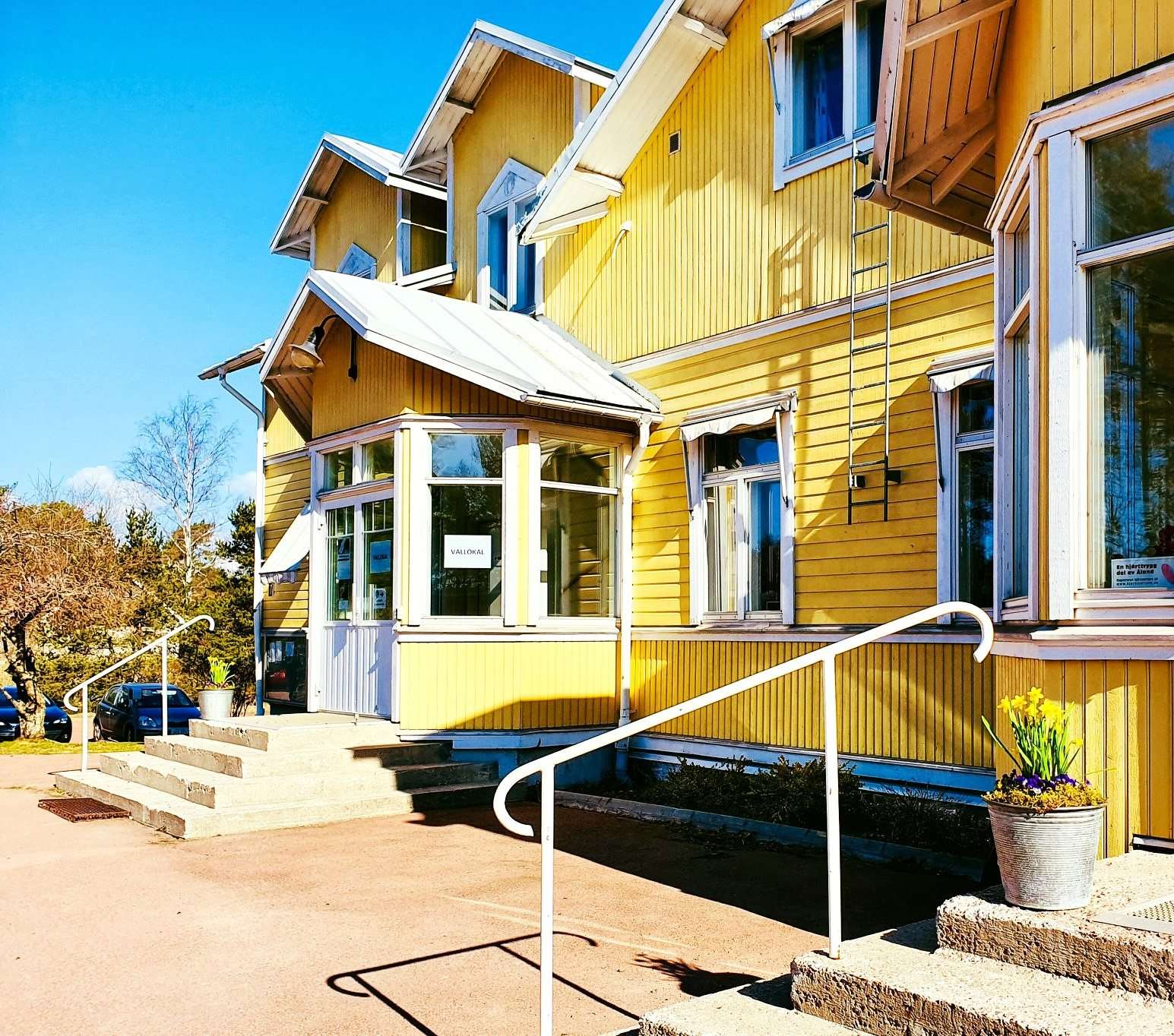 Söderbyn keltaisen kunnantalon sisäänkäynti