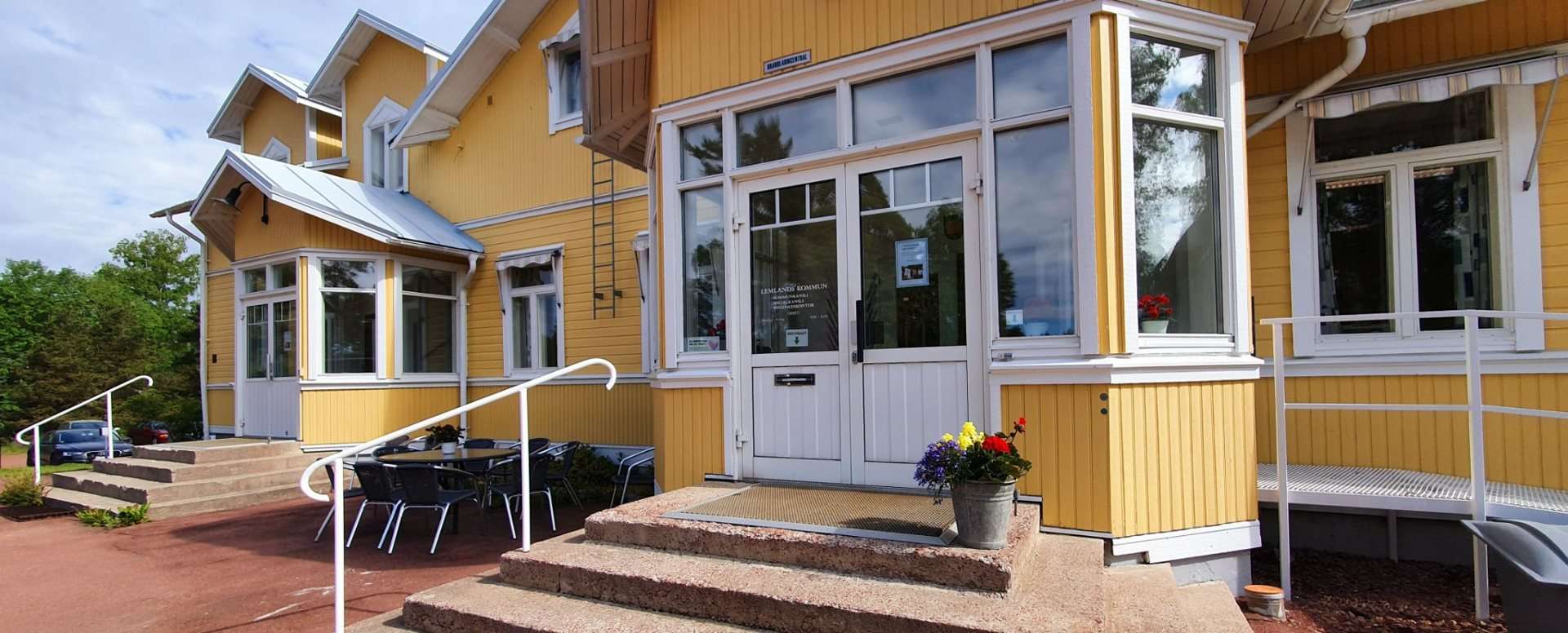 Keltainen kunnantalo Söderbyssä kesällä