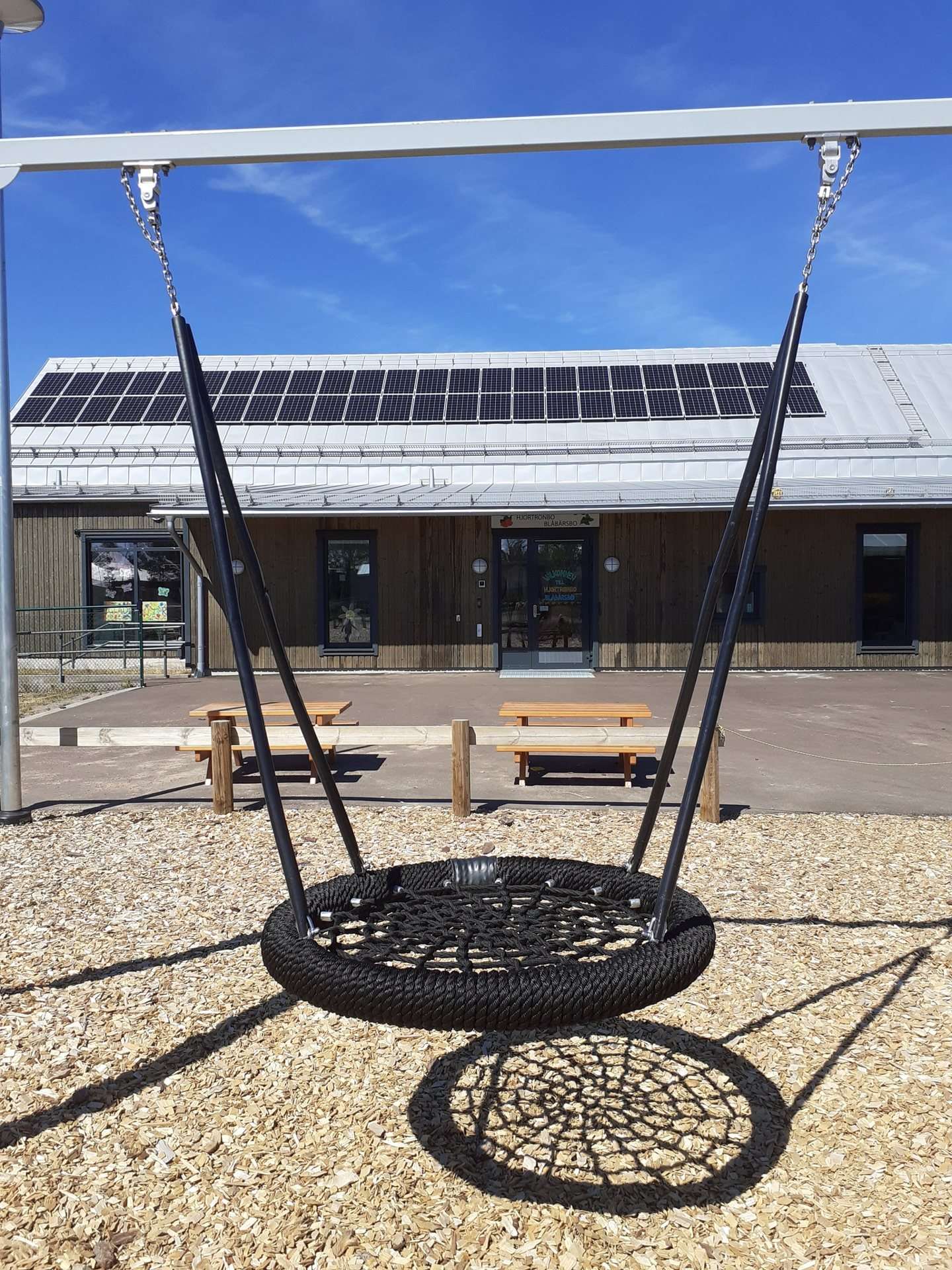 Fågelbogunga på en lekplats i Lemland