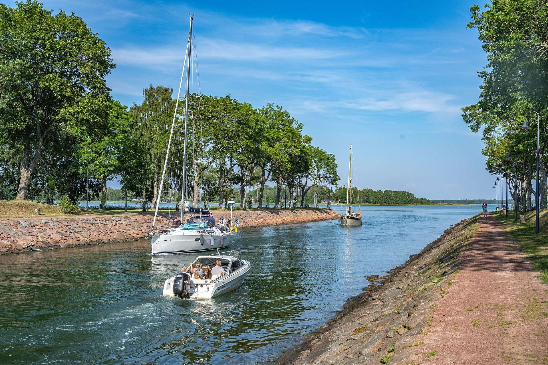 Segelbåt och motorbåt passerar Lemströms kanal