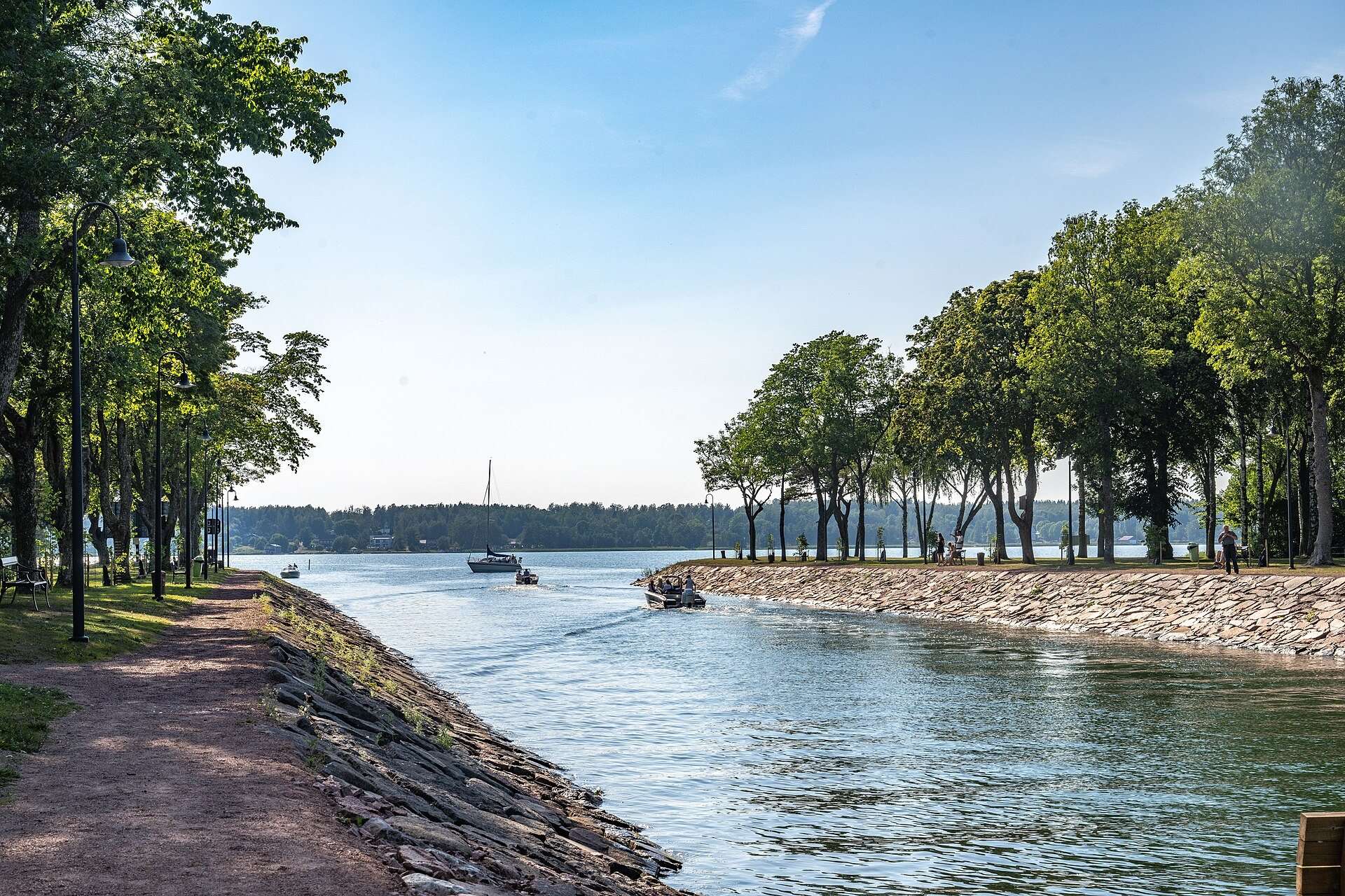 Lemströms kanal mynnar ut i fjärden, kantad av träd