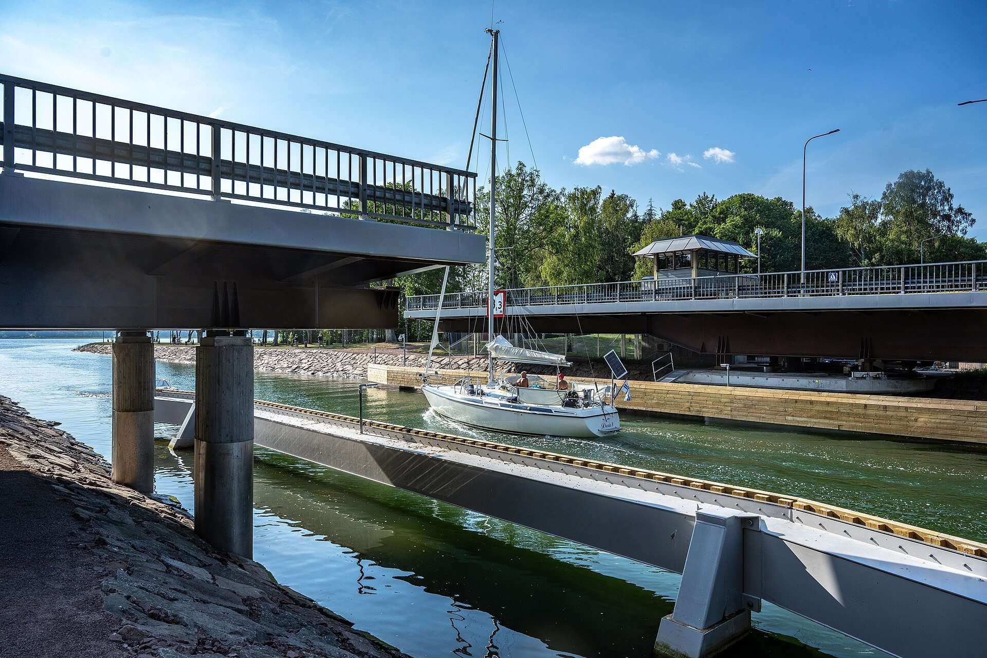 Svängbron över Lemströms kanal och en segelbåt som väntar