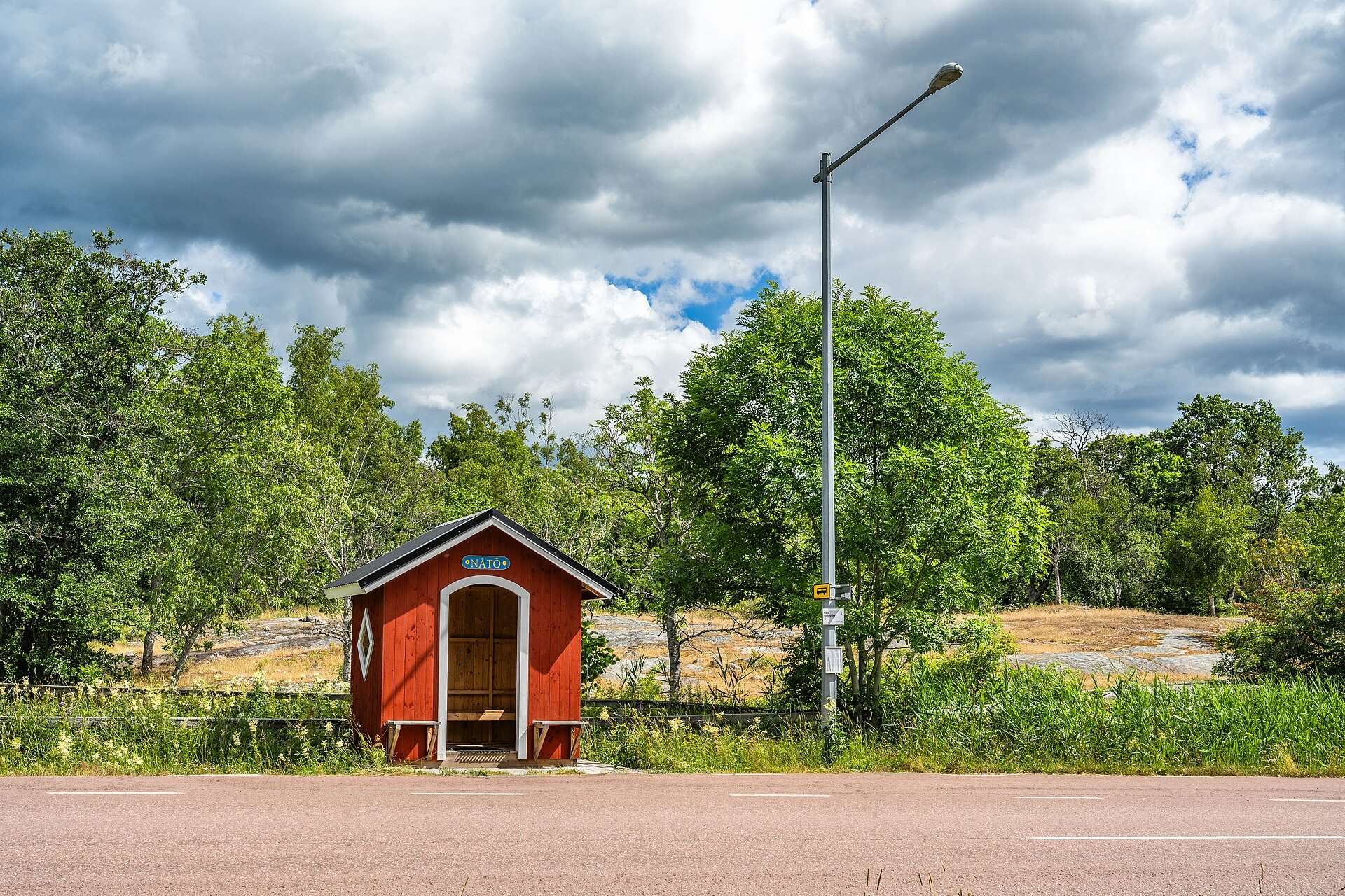 Röd busskur vid vägen på Nåtö