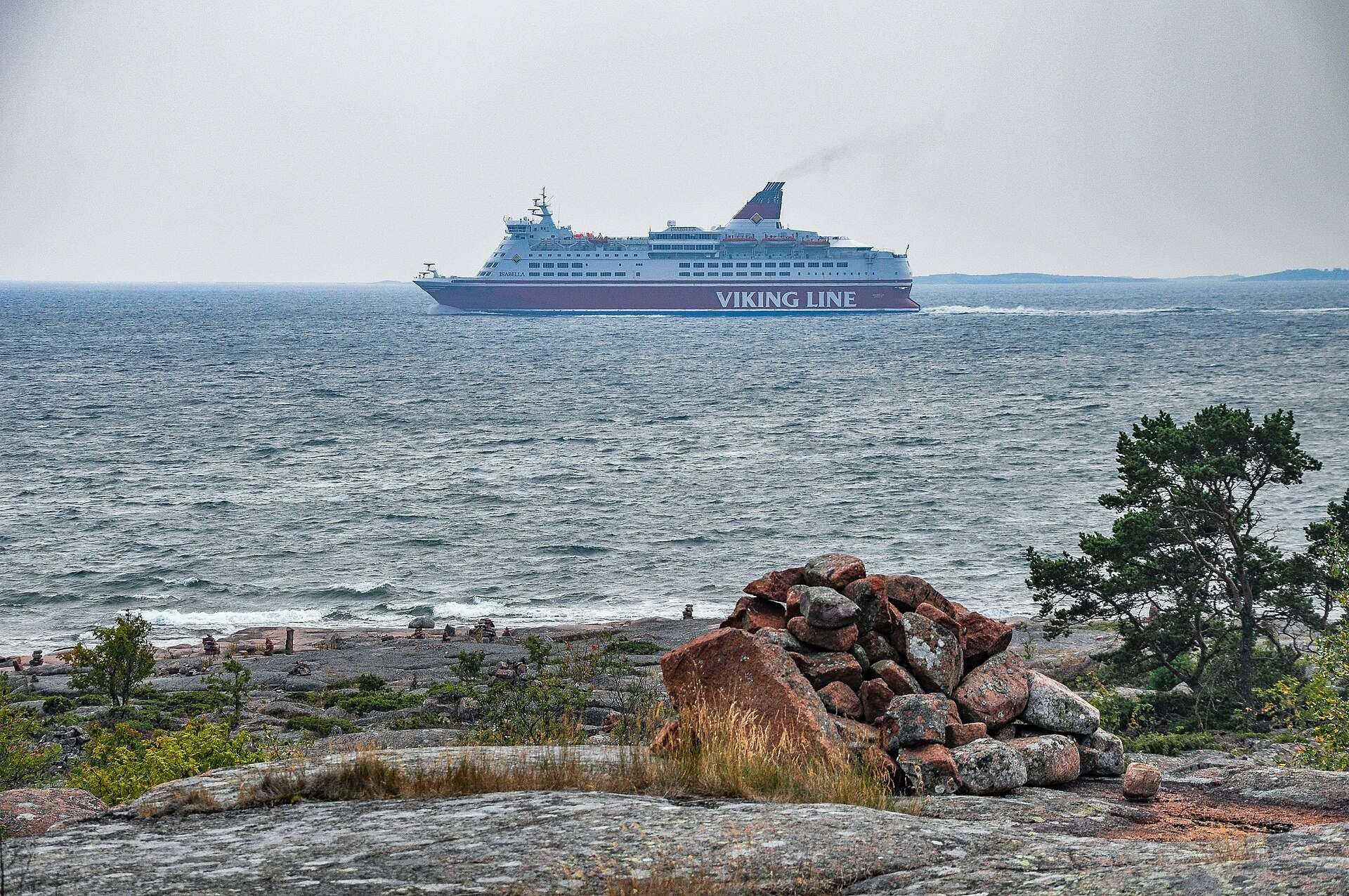 Passagerarfärja förbi klipporna vid Rödhamn