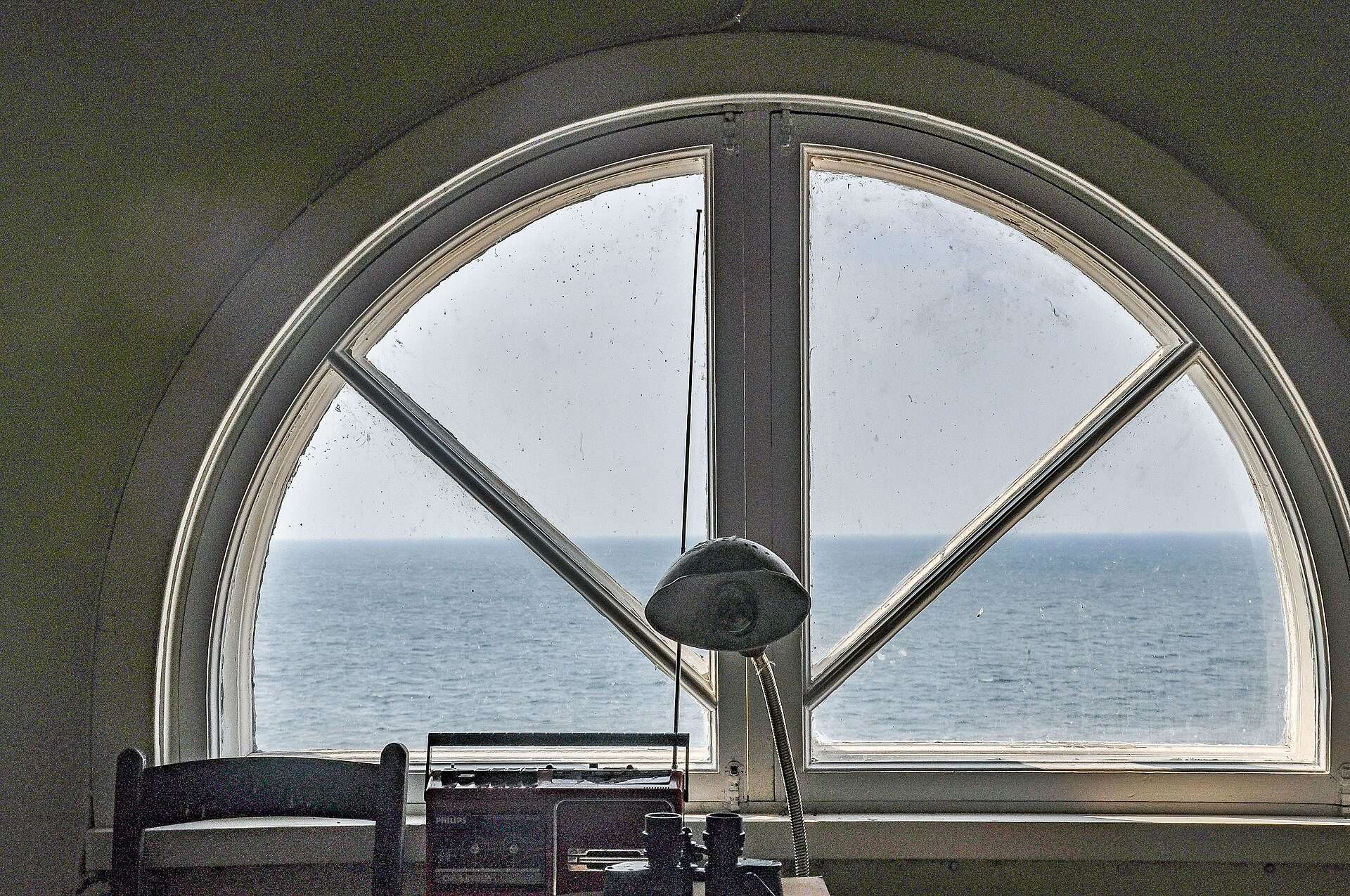 Utsikt mot havet genom ett halvrunt fönster i Rödhamn