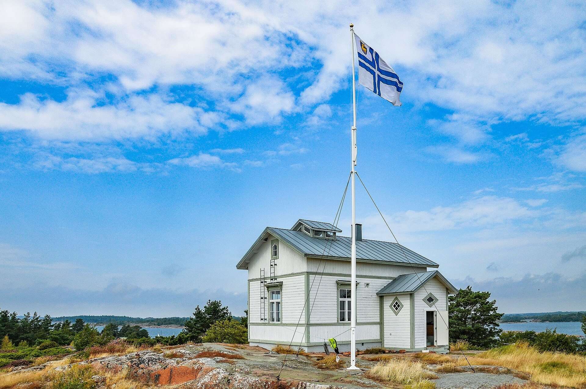 Det vita huset i Rödhamn med Ålands flagga