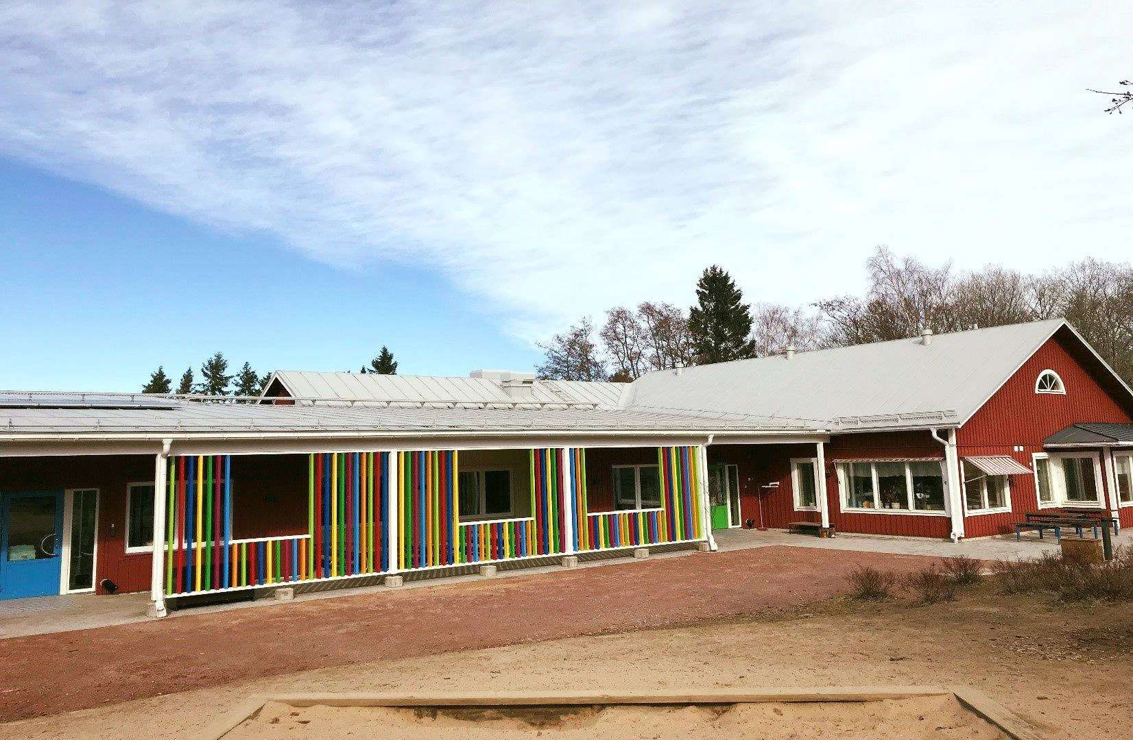 Lemlandin koulu värikkäine julkisivupaneeleineen